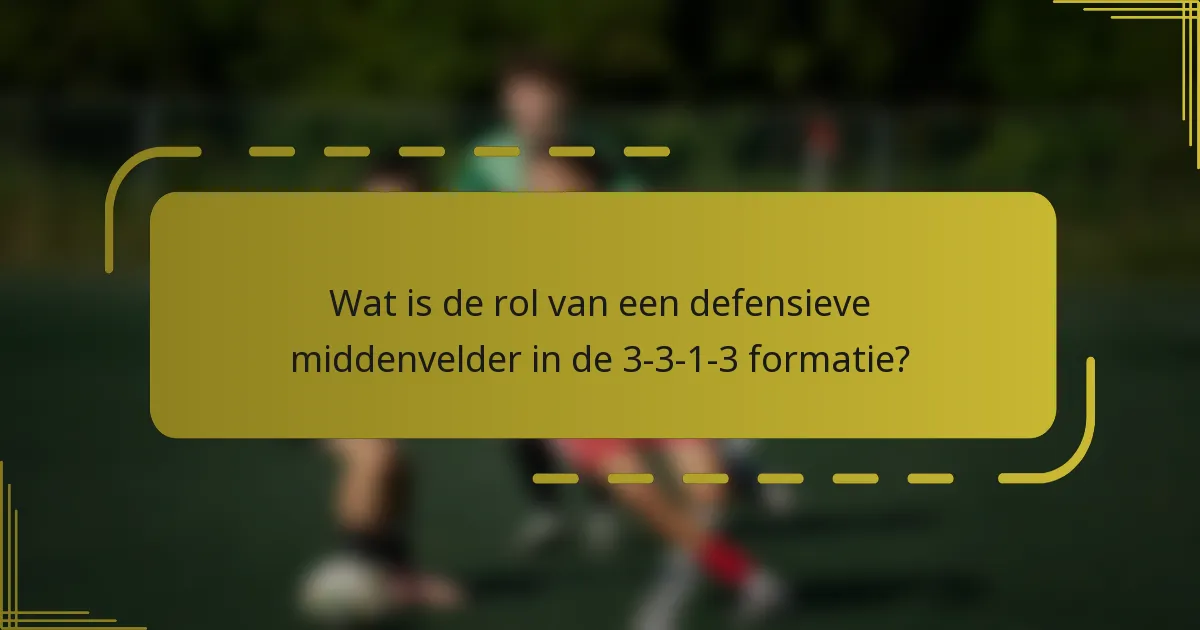 Wat is de rol van een defensieve middenvelder in de 3-3-1-3 formatie?